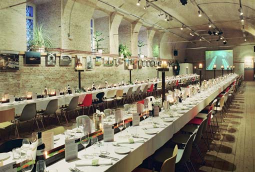 Ausstellungshalle mit Ziegelgewölbe, Festtafel