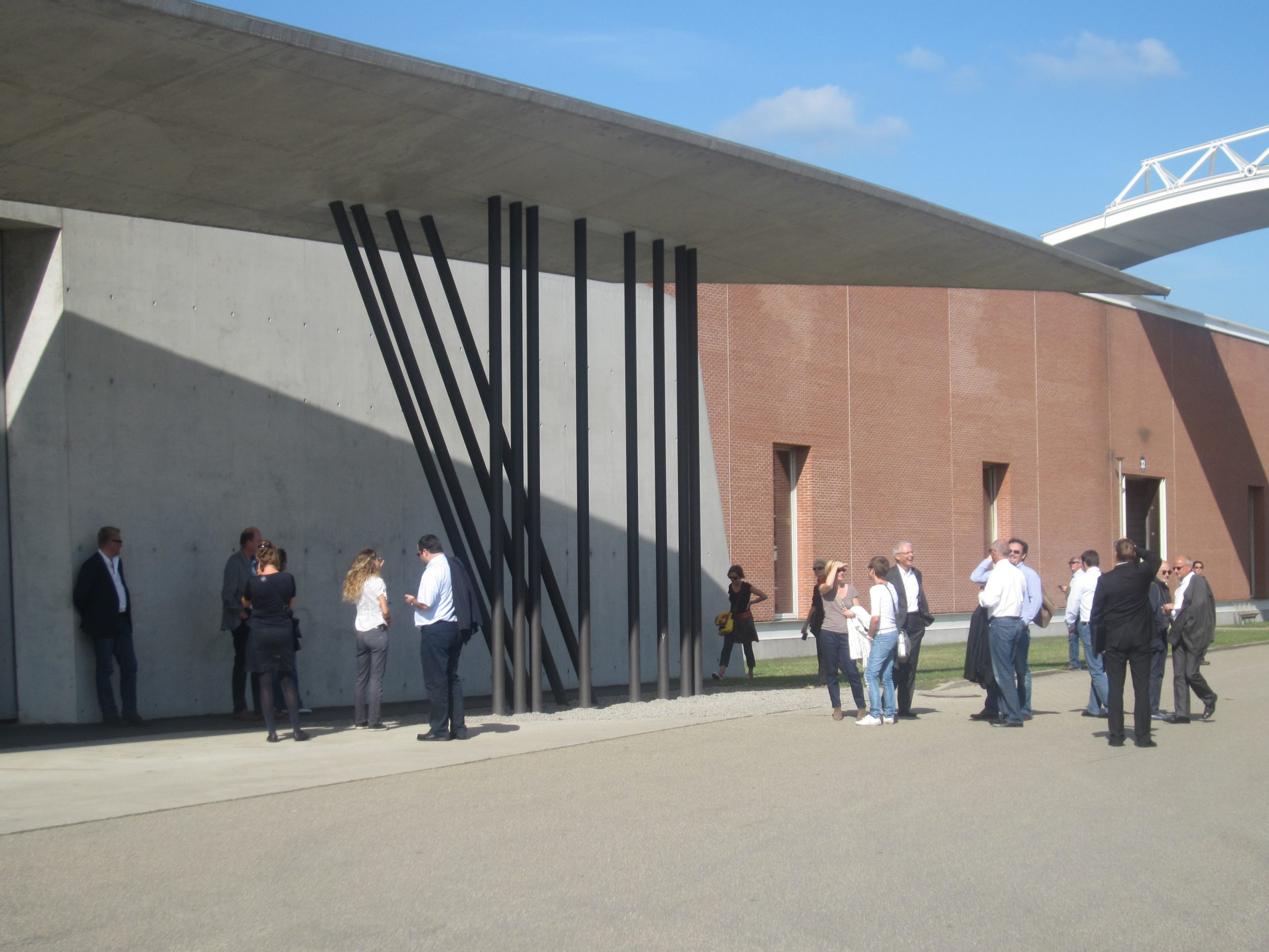 Personengruppe vor Gebäude