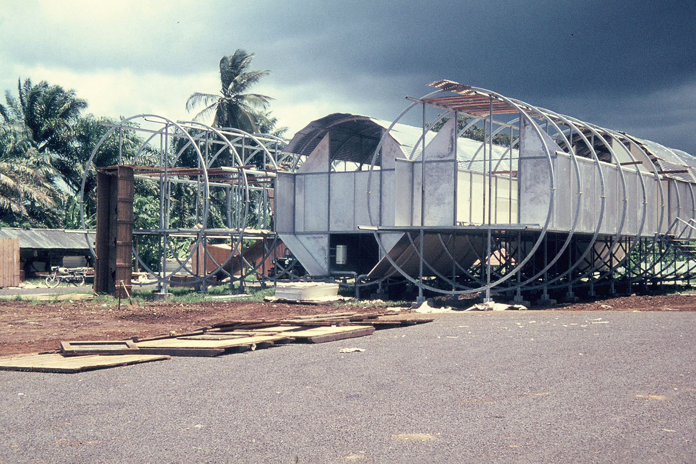 Baustellenfoto mit Palmen im Hintergrund