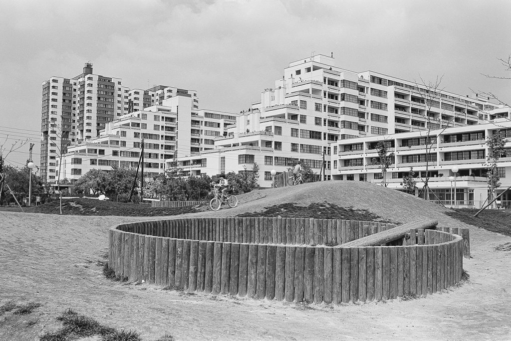 Wohnhaussiedlung in schwarz/weiß mit Spielplatz