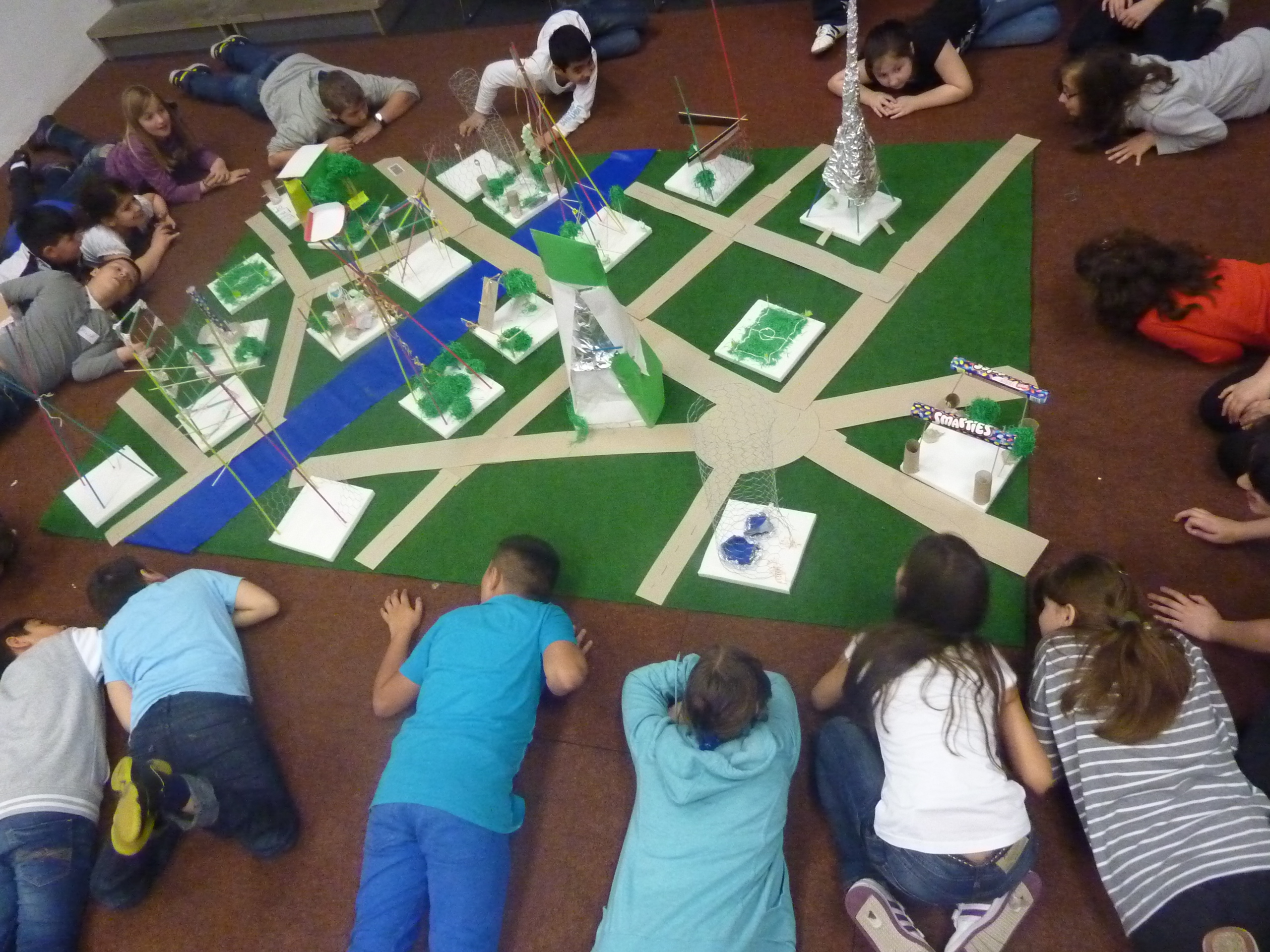 Draufsicht auf ein selbstgebautes Stadtmodell der Kinder