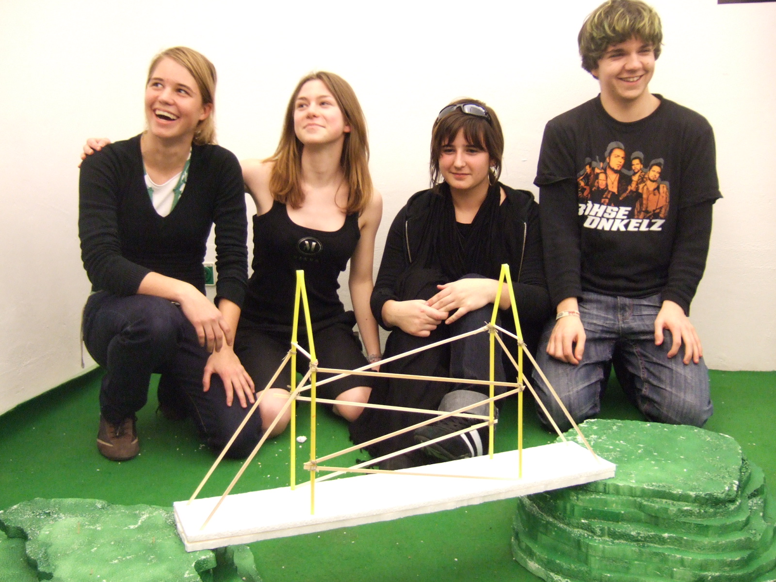 Schüler*innen präsentieren ihr Modell einer Brücke