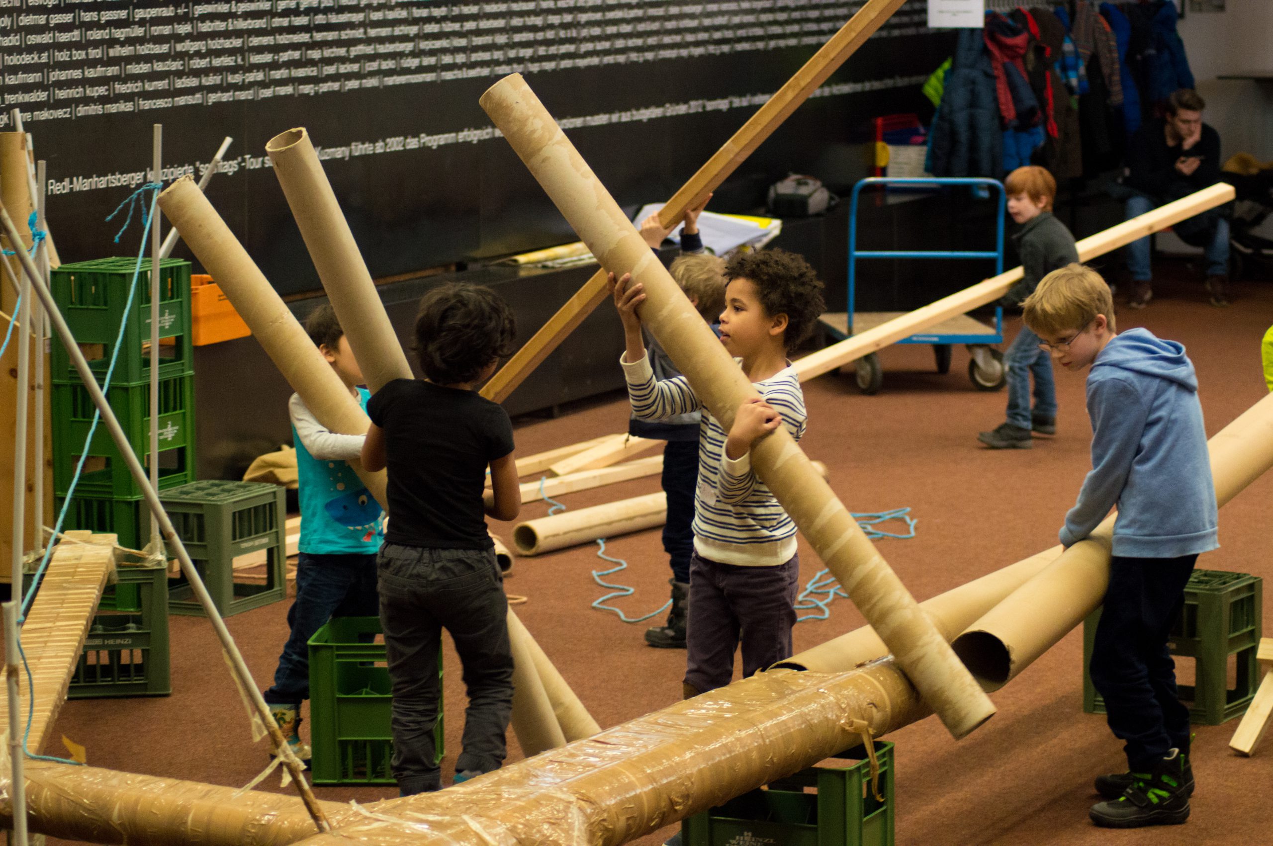 Kinder bauen eine Brücke im Maßstab 1:1