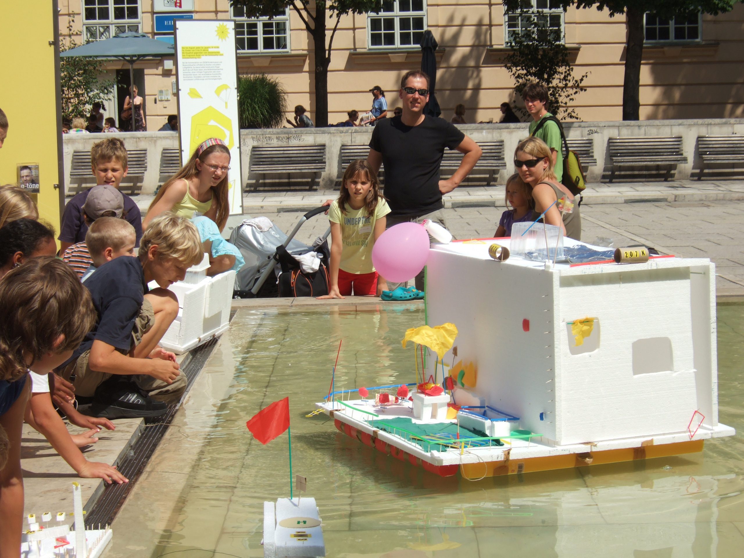 Styropormodell eines selbstgebauten Floating houses schwimmt in kleinem Pool