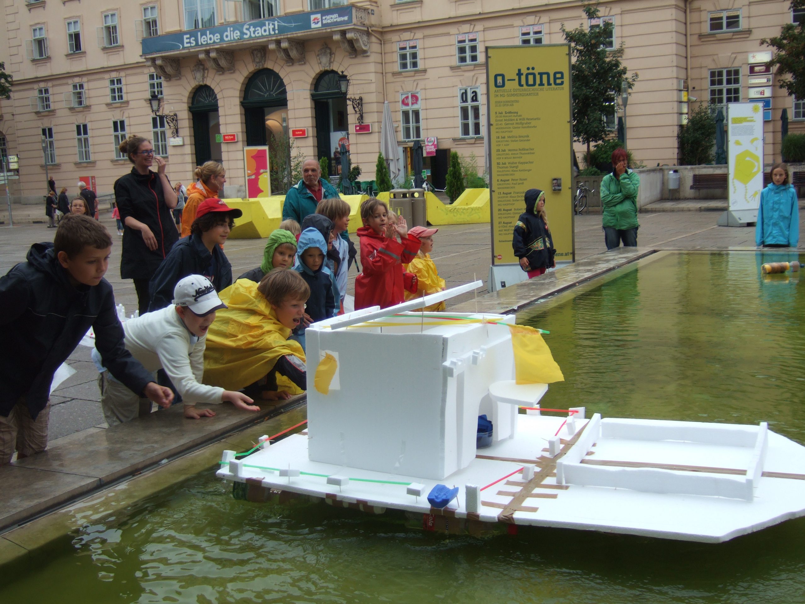 Am Wasser schwimmendes Styropormodell