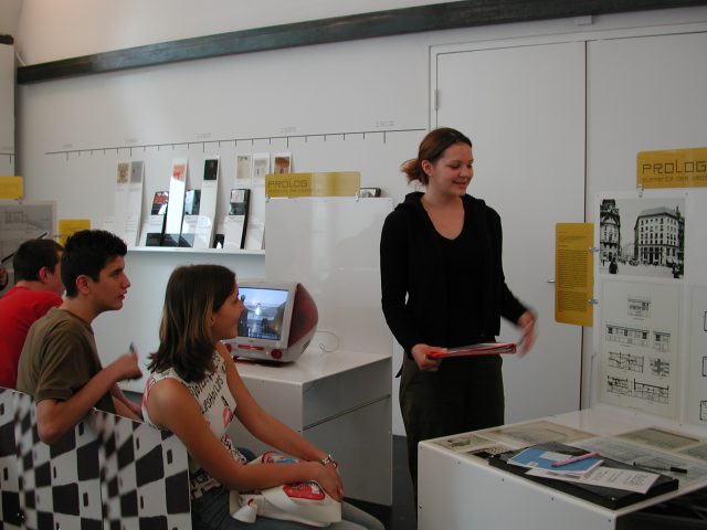 Vier Schüler*innen in der Dauerausstellung „a_schau“