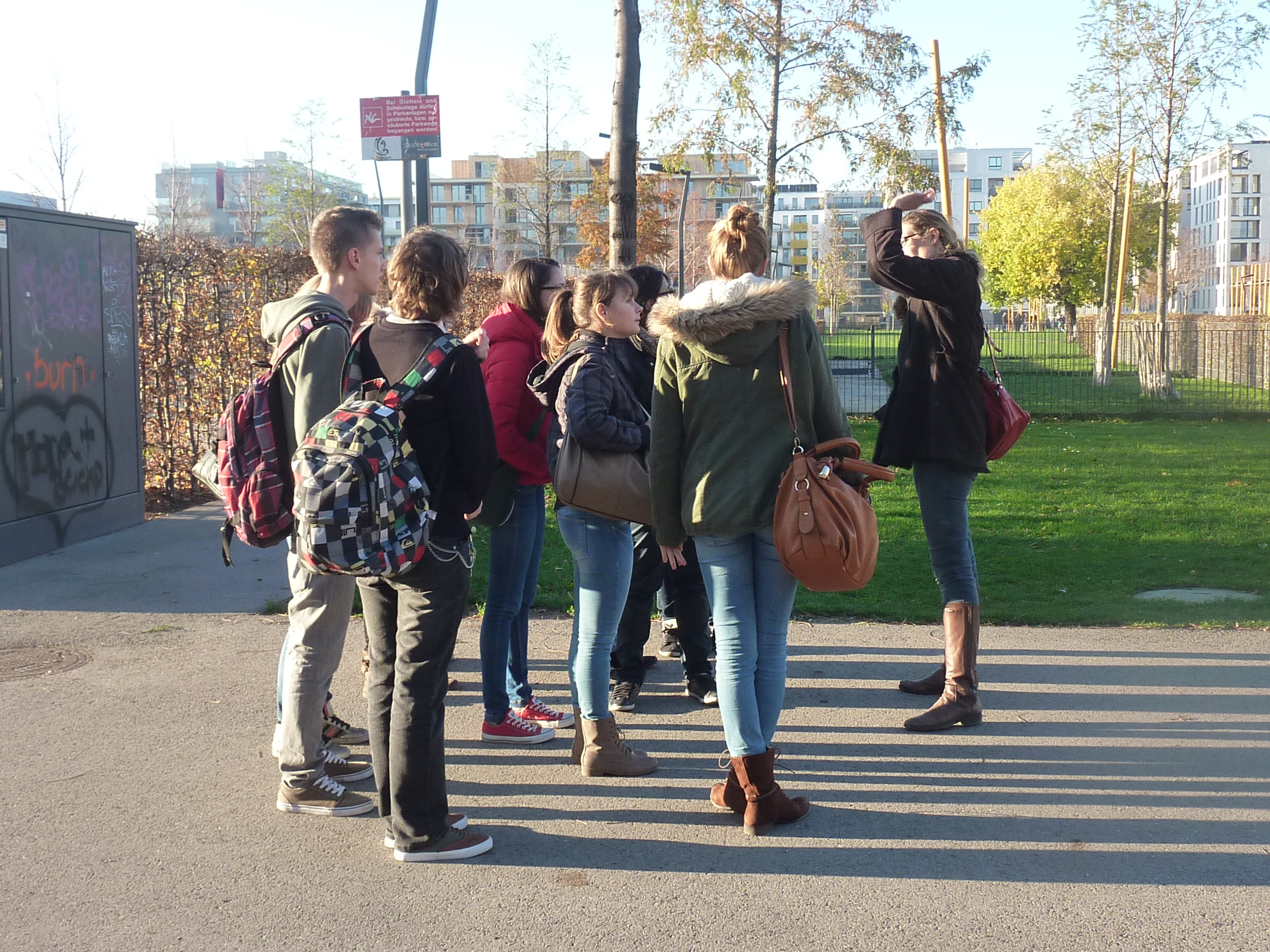 Schüler*innengruppe bei einer Stadttour in einem Park