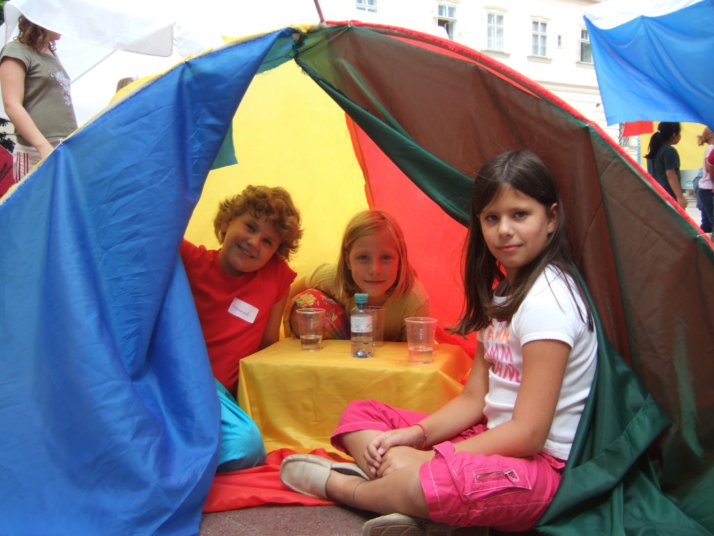 Kinder in ihrem selbstgebauten Zelt