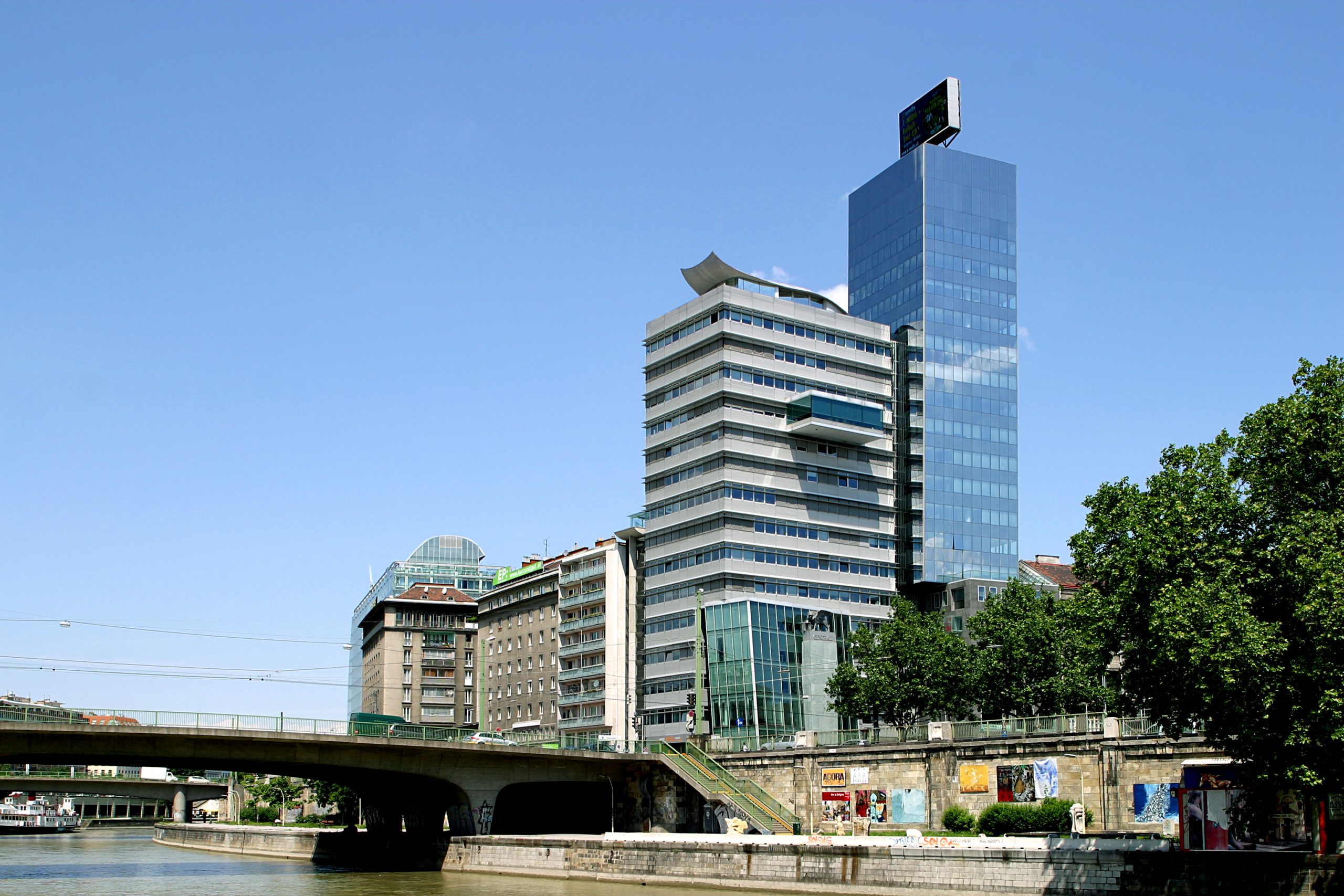 Blick auf einen Bürotower am Donaukanal
