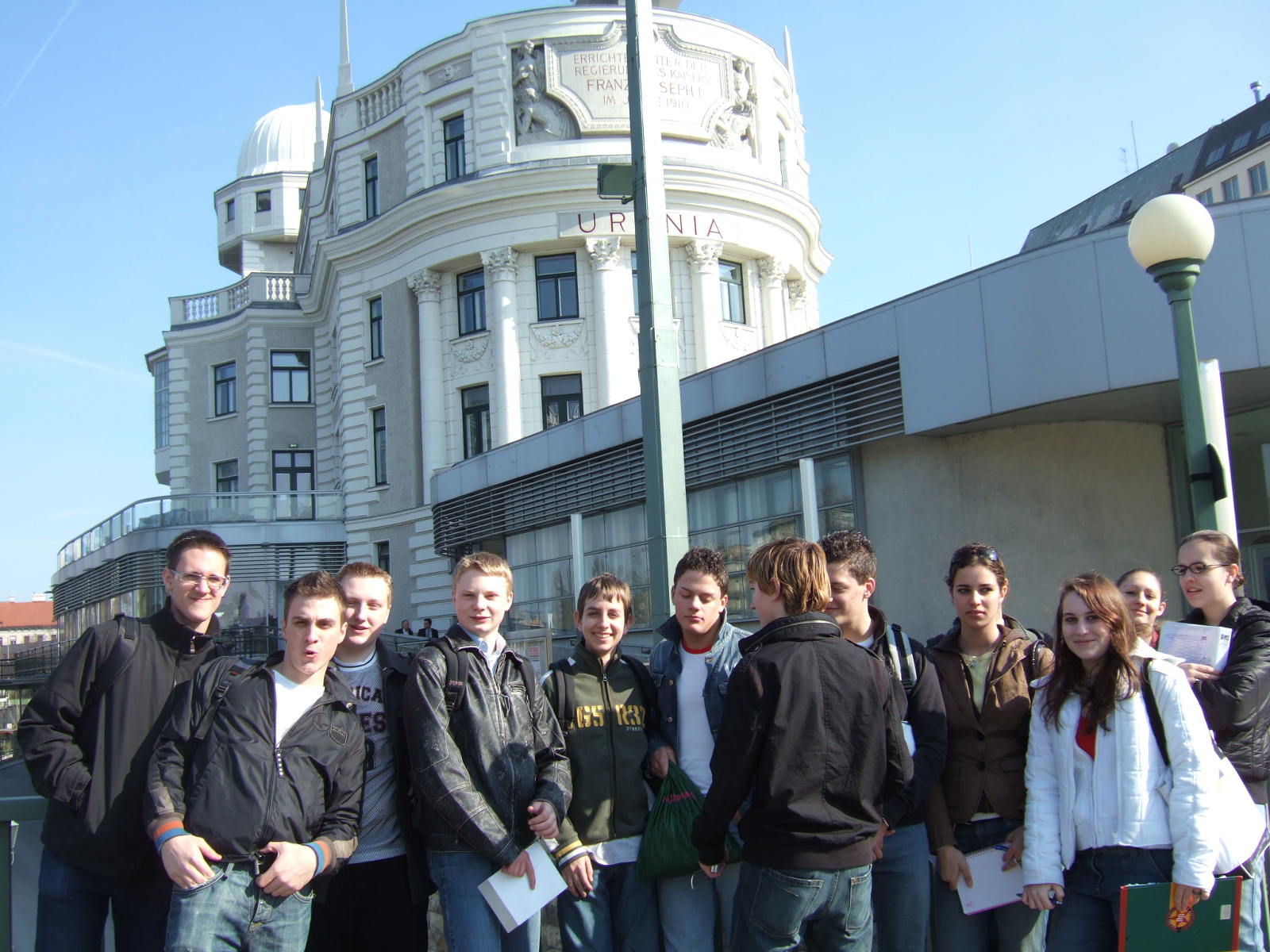 Schüler*innengruppe vor einem Gebäude am Donaukanal