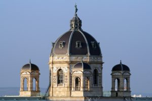 Haupt- und zwei seitliche Kuppeln des Naturhistorischen Museums Wien