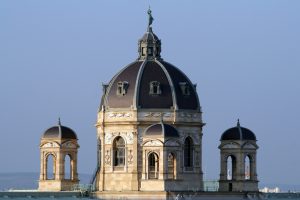 Main dome and two side domes of the Natural History Museum, Vienna. Bildtitel: Natural History Museum Vienna