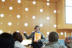 Eine Architekturführerin spricht in einem modernen Kirchenraum