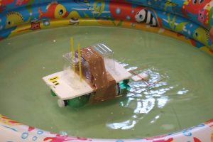 Styropormodell eines selbstgebauten Floating houses schwimmt in kleinem Pool