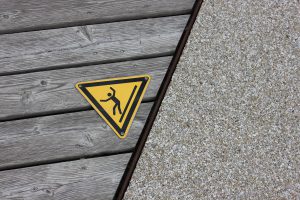 Warnschild mit gelben Dreieck