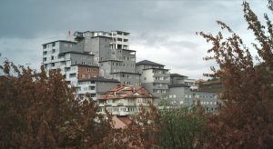 Blick auf Wohnhausanlage