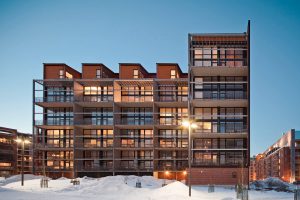 Wohnhaus mit Schnee und blauem Himmel