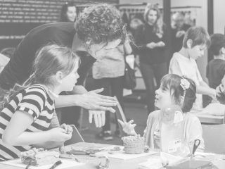 Eine Vermittlerin mit zwei Kindern beim Workshop