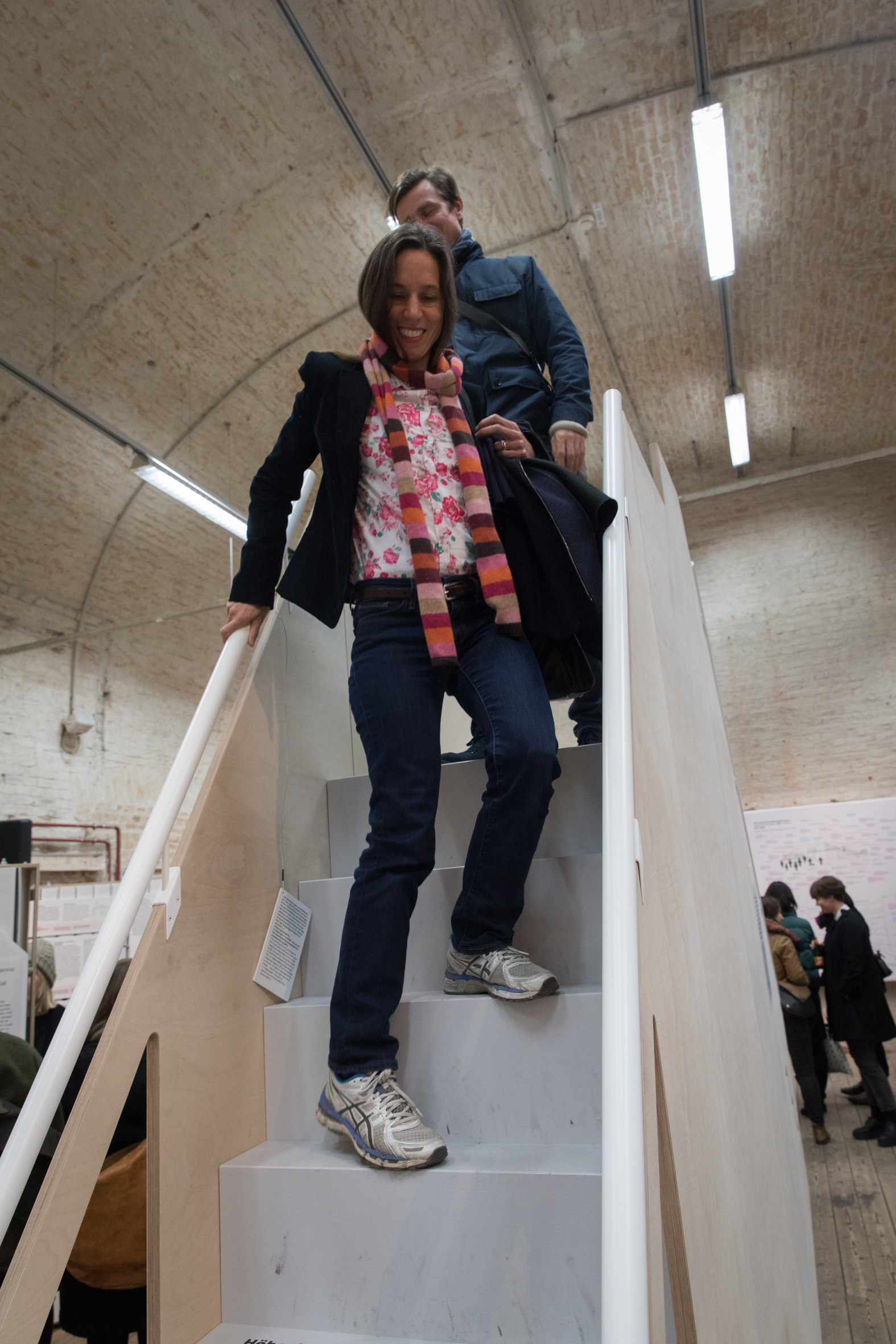 2 Personen gehen die Treppe hinunter