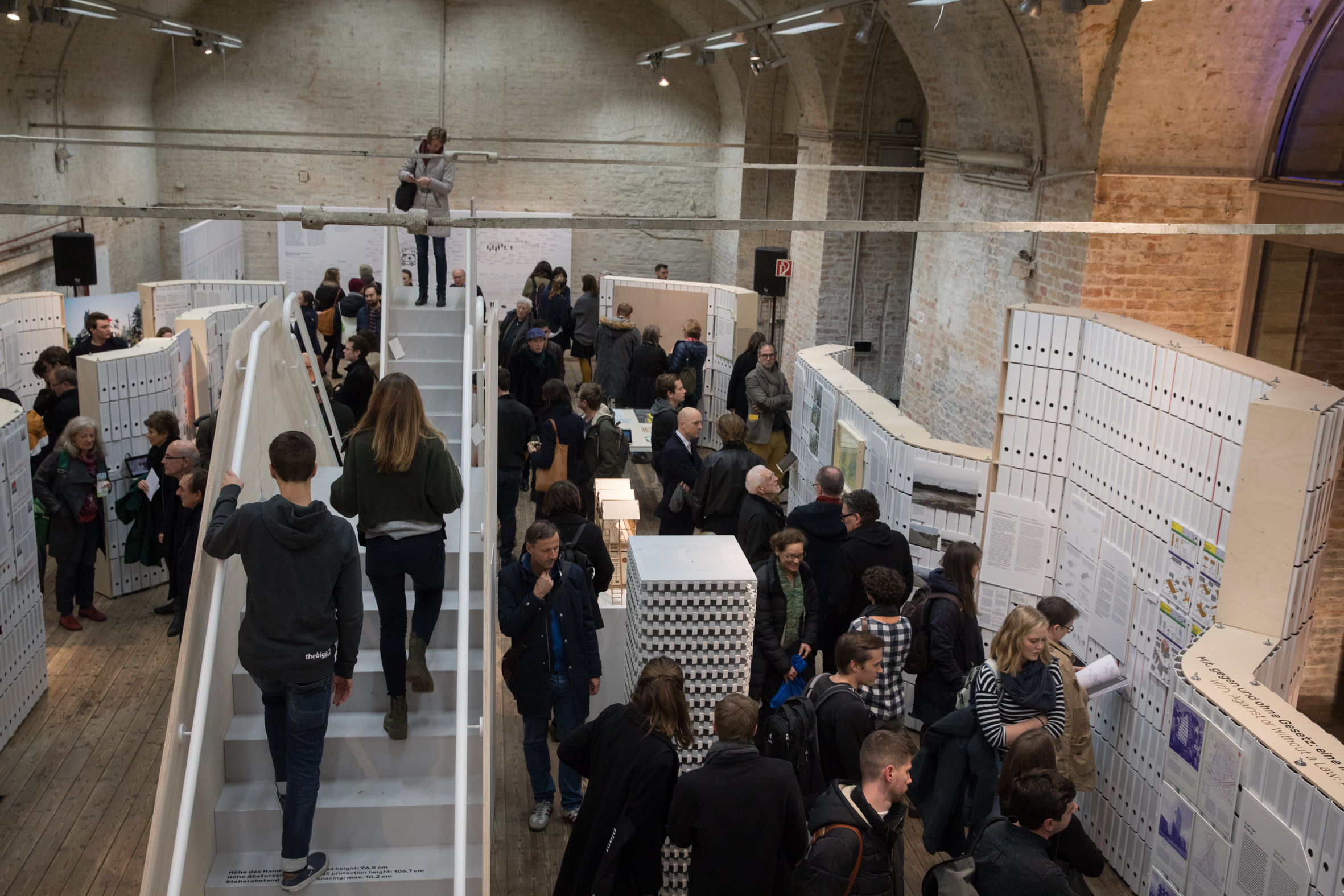 Viele Menschen in Ausstellungsraum und auf Treppe