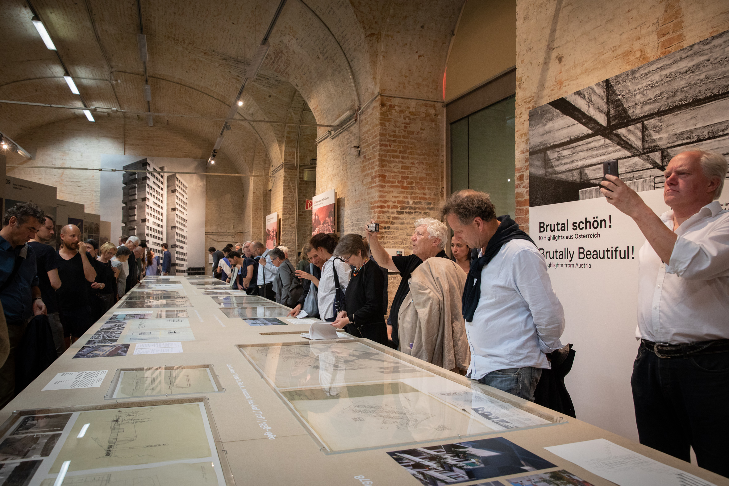 Besucher*innen in der Ausstellung