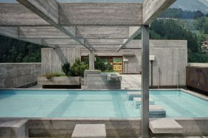 Wasserbecken auf einer Dachterrasse