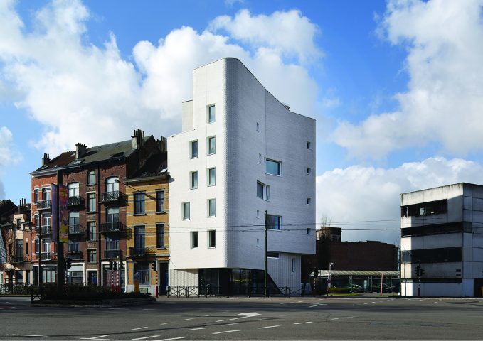 Ansicht weißes, mehrstöckiges Haus mit abgerundeten Kanten