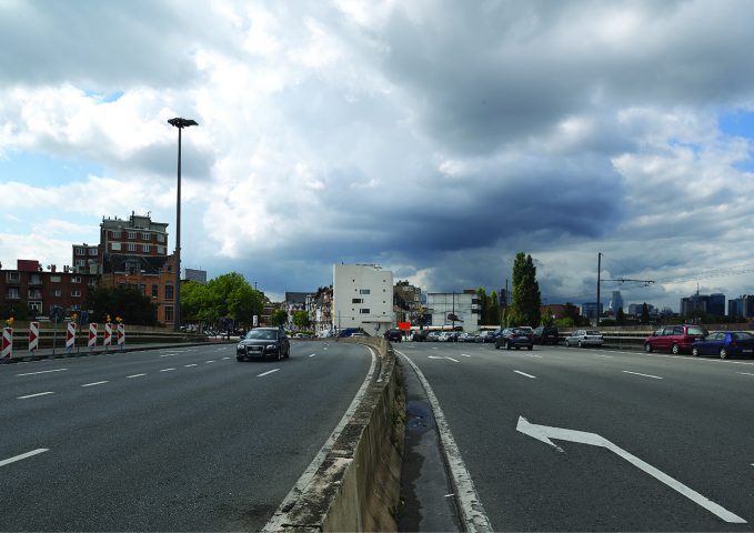 Weißes Haus im Hintergrund, mehrspuriges Straße im Vordergrund