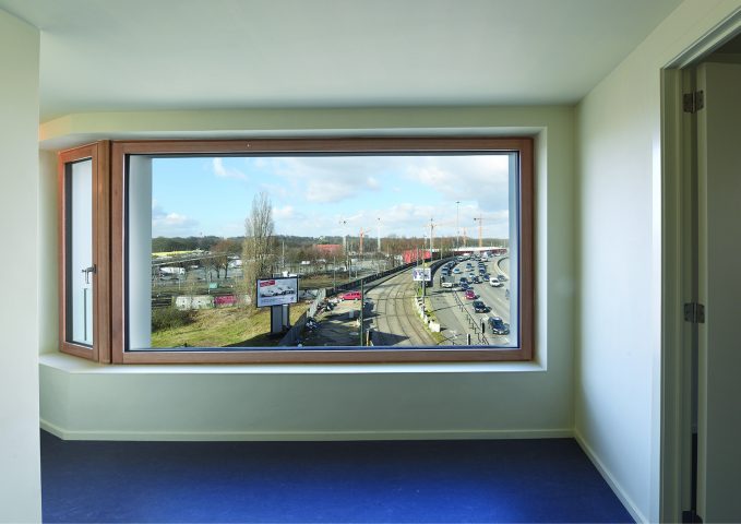 Ausblick aus rechteckigem Fenster auf Straße