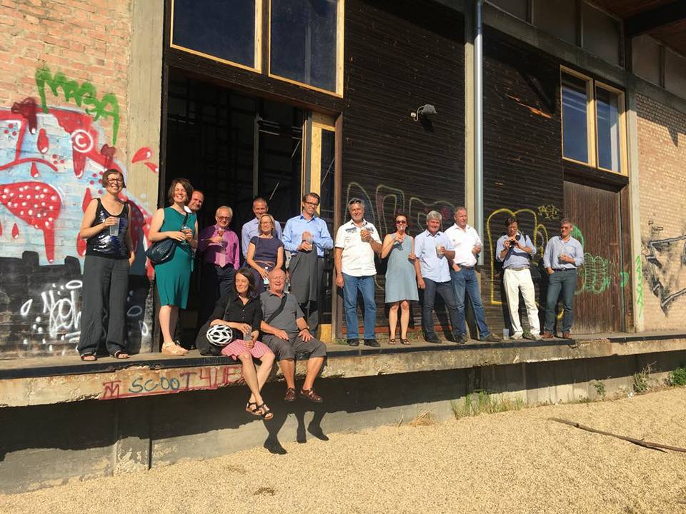 A group of people in front of the Nordbahnhalle.