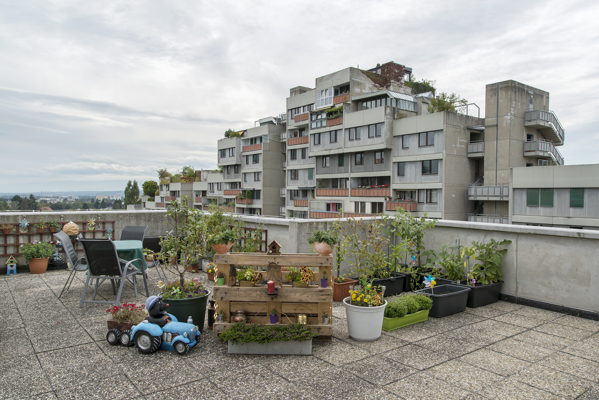 Ausschnitt einer Terrasse mit terrassiertem Gebäude im Hintergrund