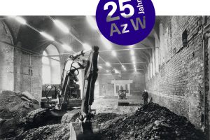 Bagger in großer Halle