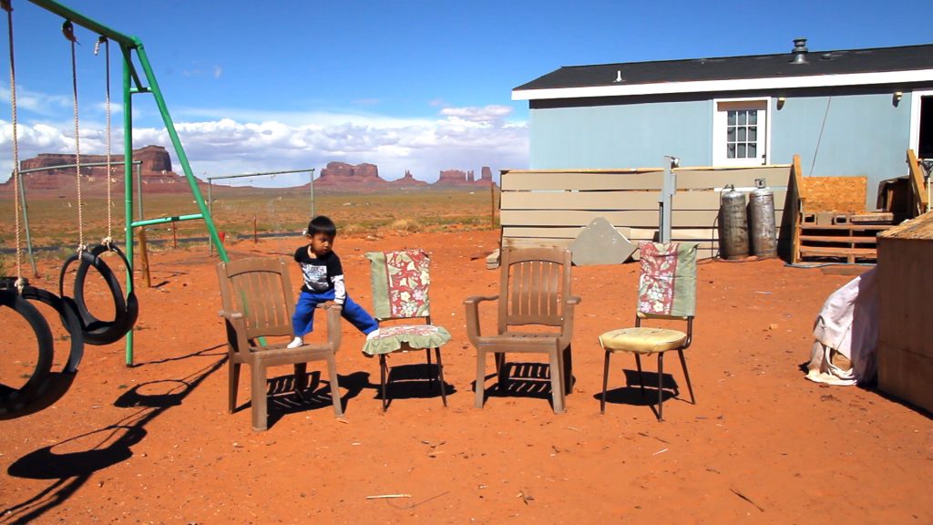 4 Sessel in der Wüste mit Kind