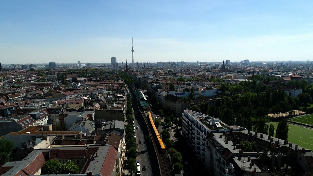 große Stadt mit blauem Himmel