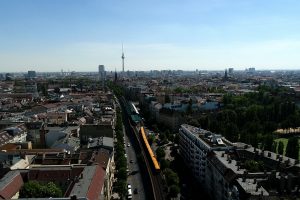 große Stadt mit blauem Himmel