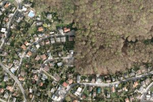 Luftbild einer Siedlung am Stadtrand