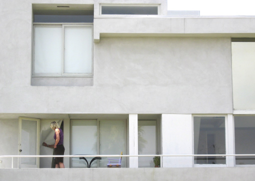 Barbara Holub then they began to choke eachother 2004Rudolph Schindler: Pearl M. Mackey Apartments, Los Angeles