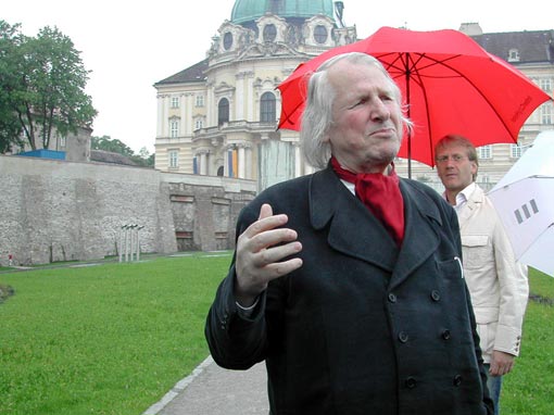 Heinz Tesar vor dem Stift Klosterneuburg