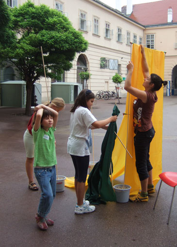 Julia, Marianne, Maxi and Miriam are constructing a dancing Bedouin-Tent. Simone from the Az W helps.