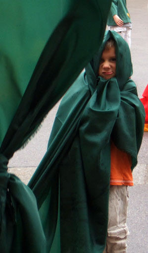 You can't be more mobile: Maxi wearing his spontaneous tent.