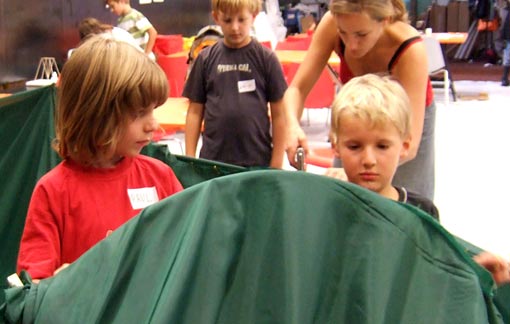 Paul and Oskar are constructing the "Kaputt-House"