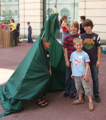 Oskar, Nicolas, Moritz and Lukas (from le. to ri.) and their 'Kaputt-House'