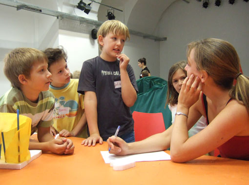 Nicolas, Raoul, Julius and Adina explain the "Maison de Forêt" to Julia from the Az W.