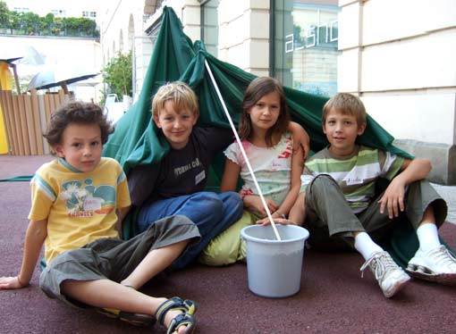 It's done! Raoul, Julius, Adina and Nicolas and their 'Maison de Forêt'