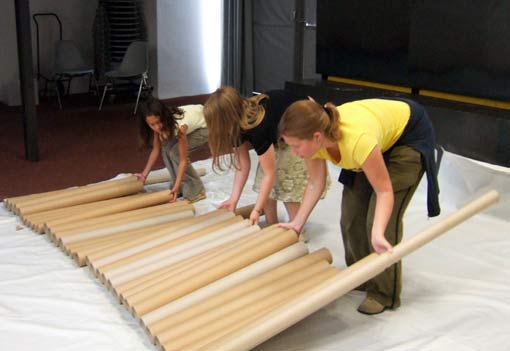 Kim-Lien and Sophie constructing their "Rohrhaus" together with Daniela from the Az W.
