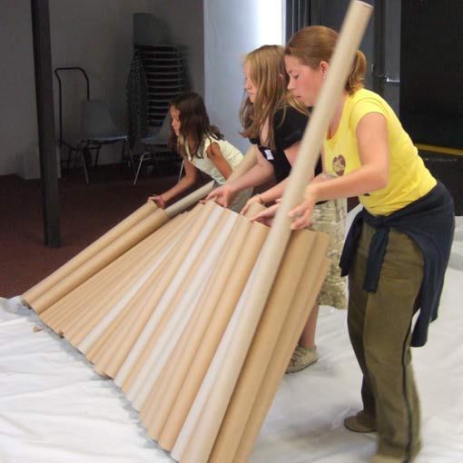 Kim-Lien and Sophie constructing their "Rohrhaus" together with Daniela from the Az W.