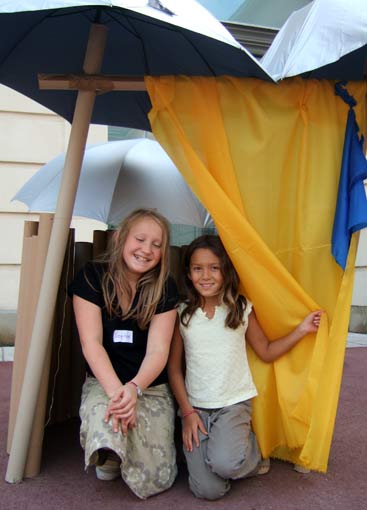 Sophie and Kim-Lien in their 'Rohrhhaus'
