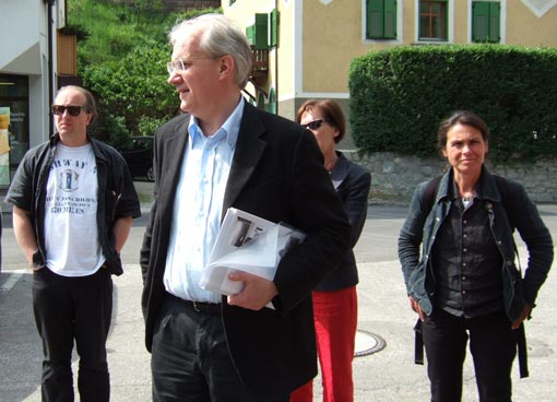Christoph Mayr-Fingerle begrüsst die Gruppe in Klausen. sonntags-TeilnehmerInnen: li.: Rudolf Burger, re.: Alena Urbankova