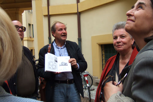 Wolfgang Piller führt zu den Bauten der Zwischenkriegszeit in Bozen; sonntags-Teilnehmerinnen Gudrun Krier und Drazena Filjak