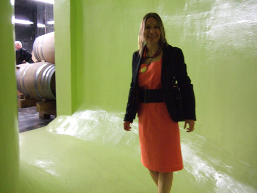 Die Tourleiterin Marion Kuzmany im Barriquekeller der Kellerei St. Michael, Eppan